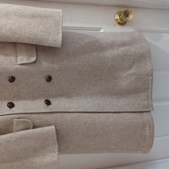 Elegant Tan Double-Breasted Trench Coat - Picture 5 of 12